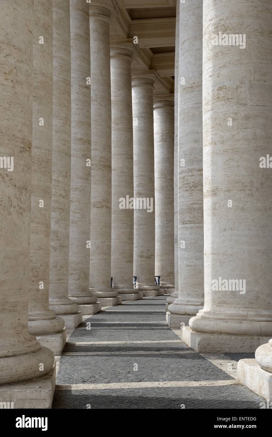 Des allées grand avec des colonnes de marbre qui entourent la Piazza San Pietro à la Cité du Vatican Banque D'Images