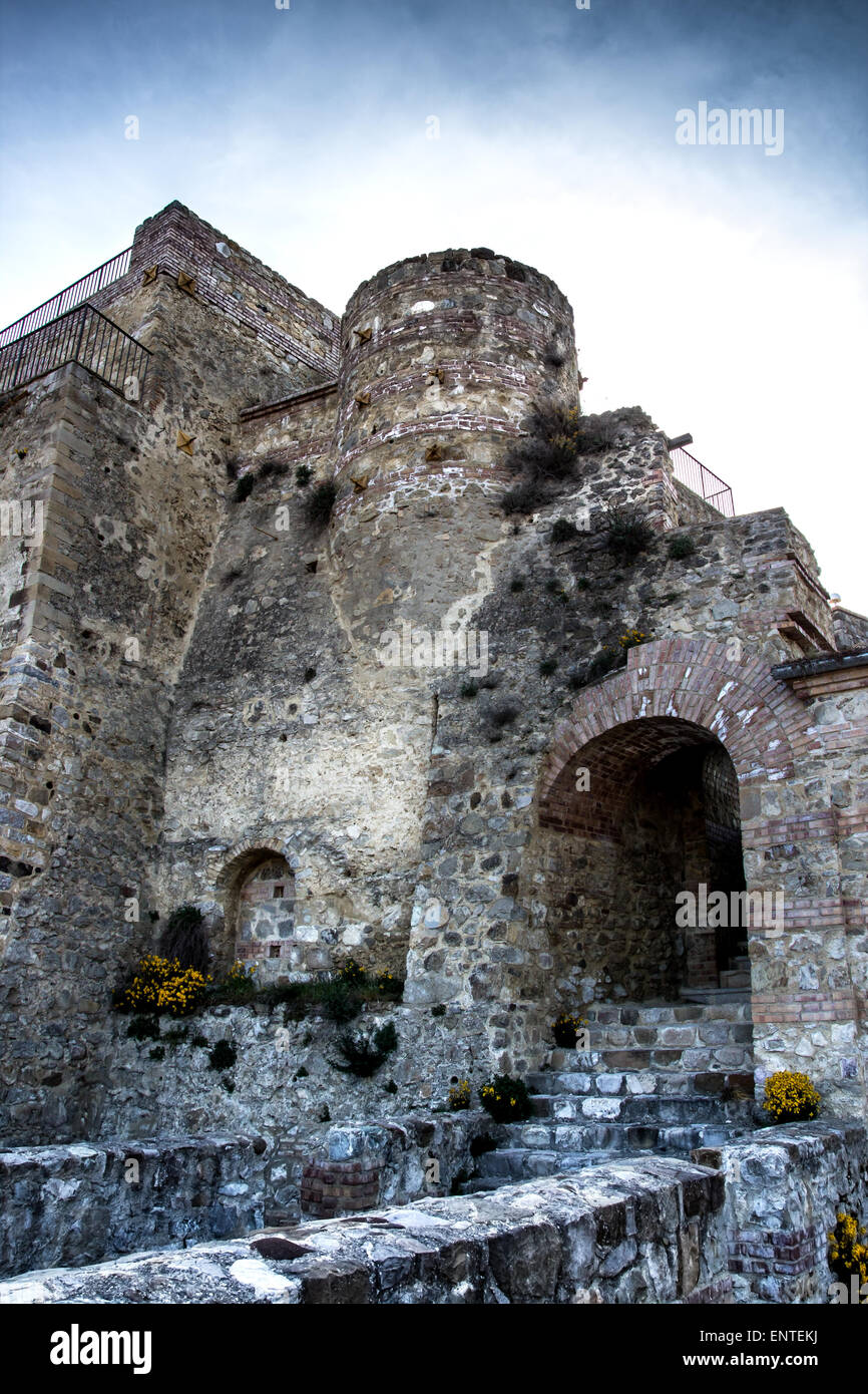 Ruines antiques du château et ancienne tour dans le sud de l'Italie de Calitri Banque D'Images