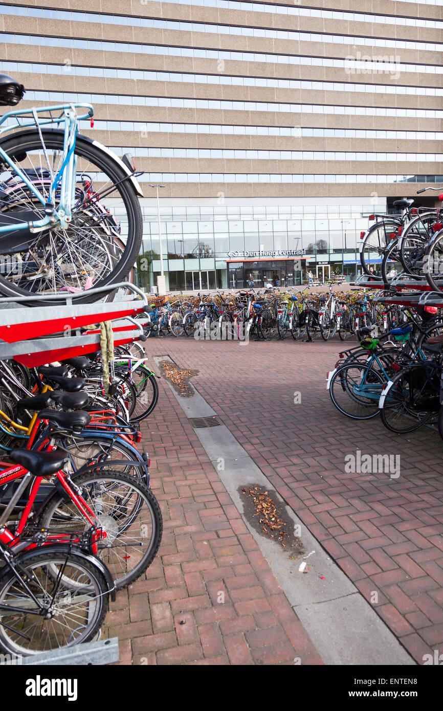 Nombreux vélos devant la gare centrale de La Haye en Hollande Banque D'Images