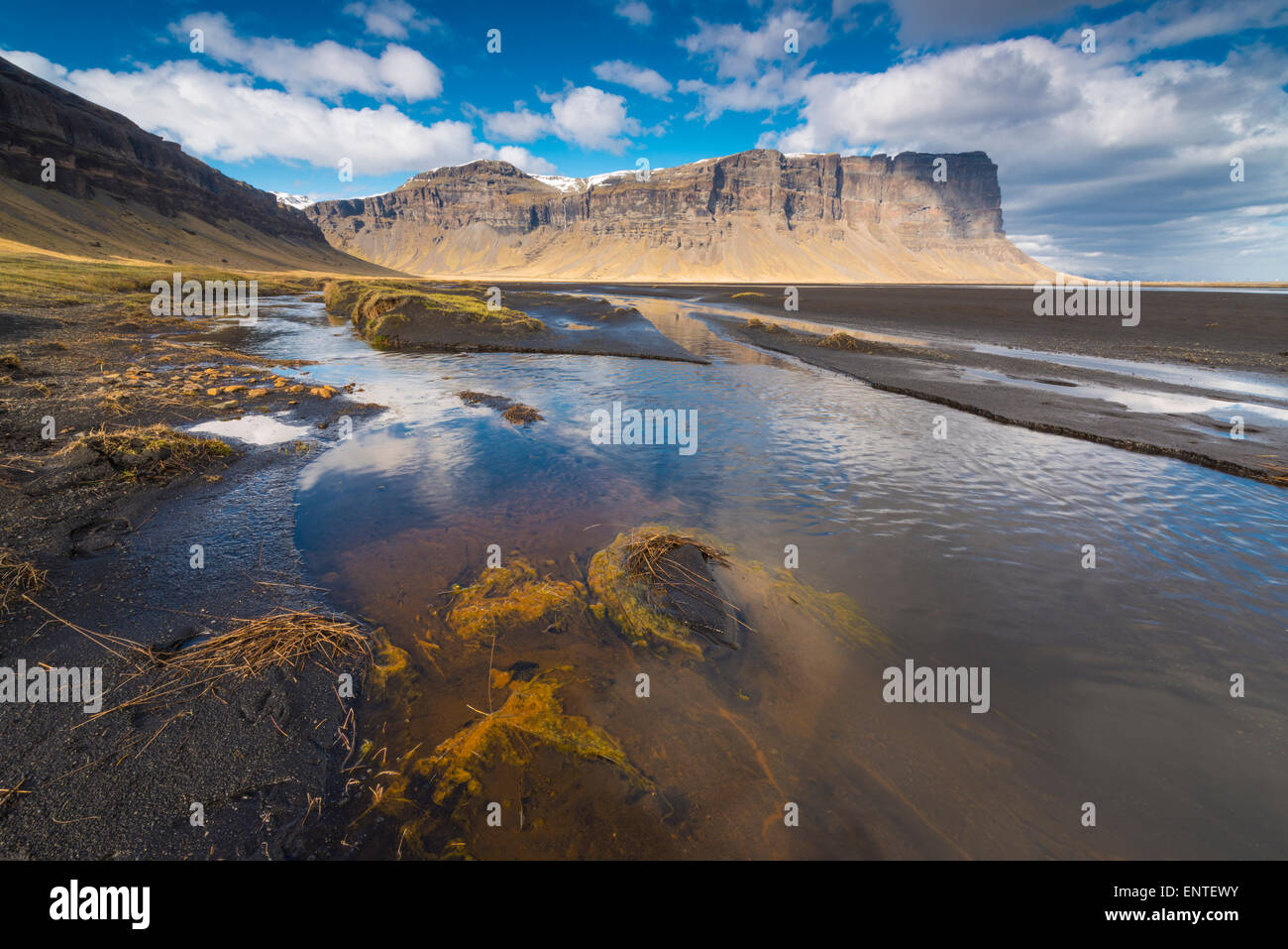 L'Islande, du paysage - les falaises de Lomagnupur Nupsstadur sur la plaine de Skeidararsandur Banque D'Images