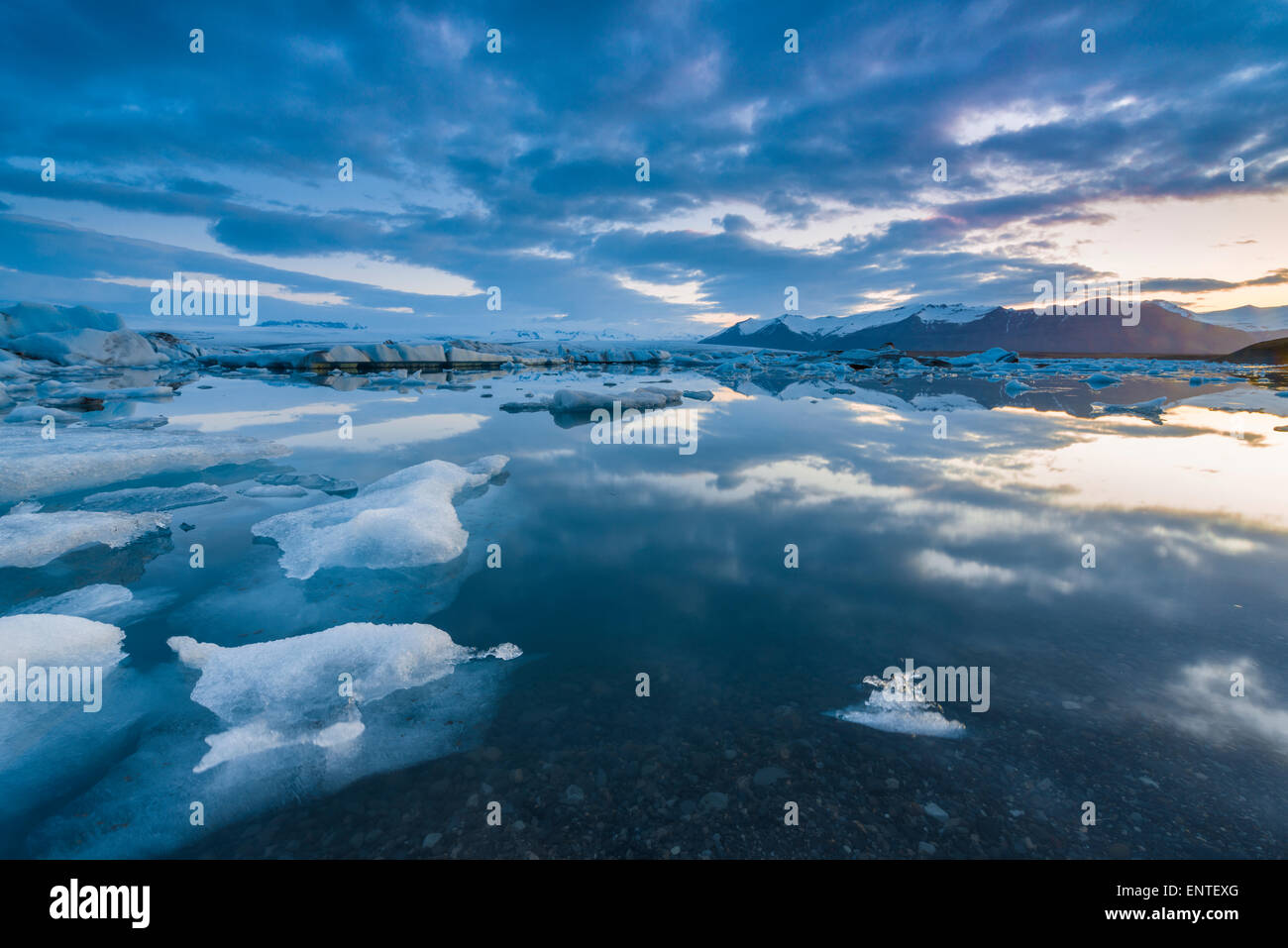 L'Islande, Parc national du Vatnajökull, Coucher du soleil à Lagune Jokulsarlon Banque D'Images