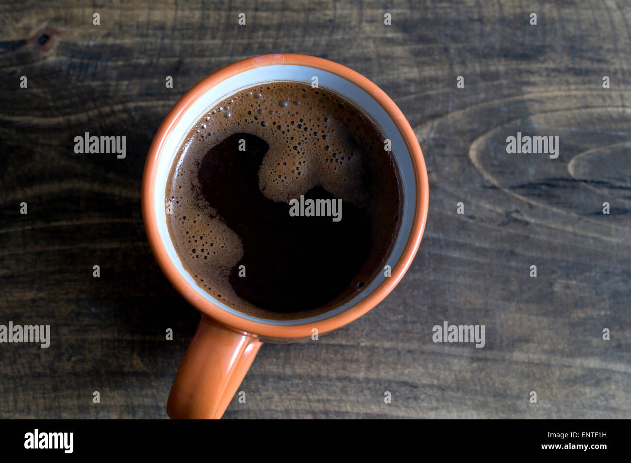 Tasse de café sur la table en bois, d'en haut Banque D'Images