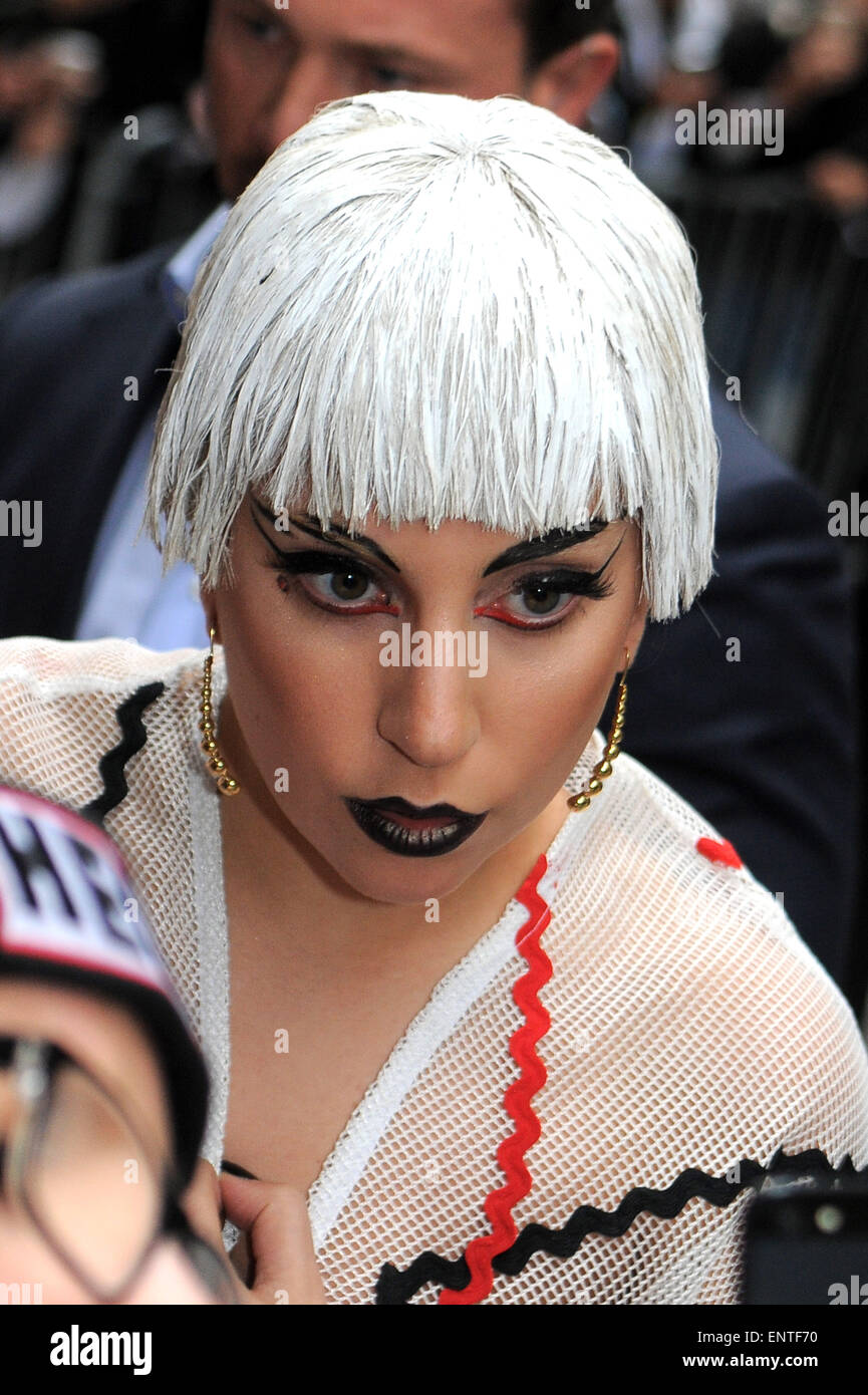 Lady Gaga devant son hôtel de Milan portant un costume à motifs et un  court, bob style, perruque blanche comprend : Lady Gaga Où : Milan, Italie  Quand : 06 Nov 2014 Photo Stock - Alamy