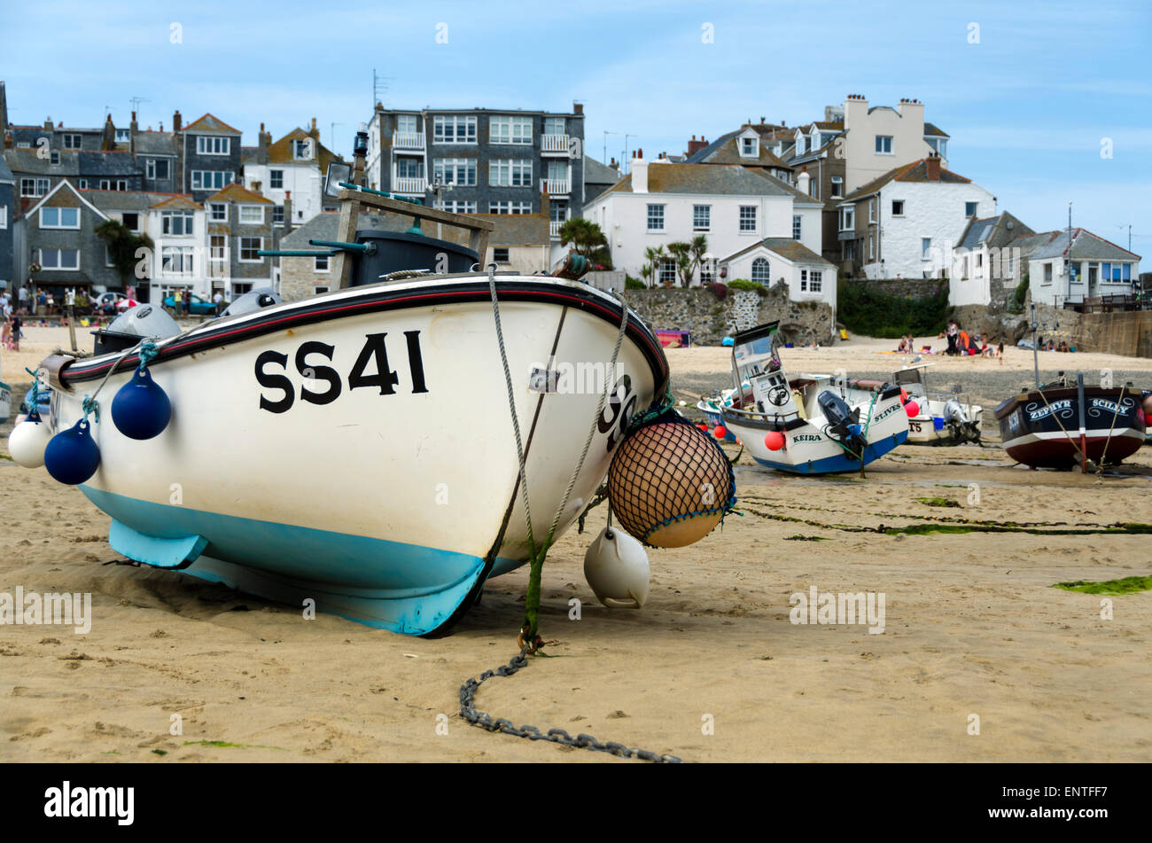Bateaux de pêche échoués à marée basse sur la plage, dans le port, St Ives, Cornwall, England, UK Banque D'Images