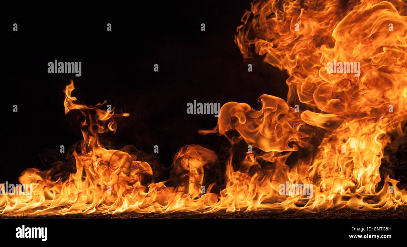 Les flammes de feu arrière-plan sur fond noir Banque D'Images