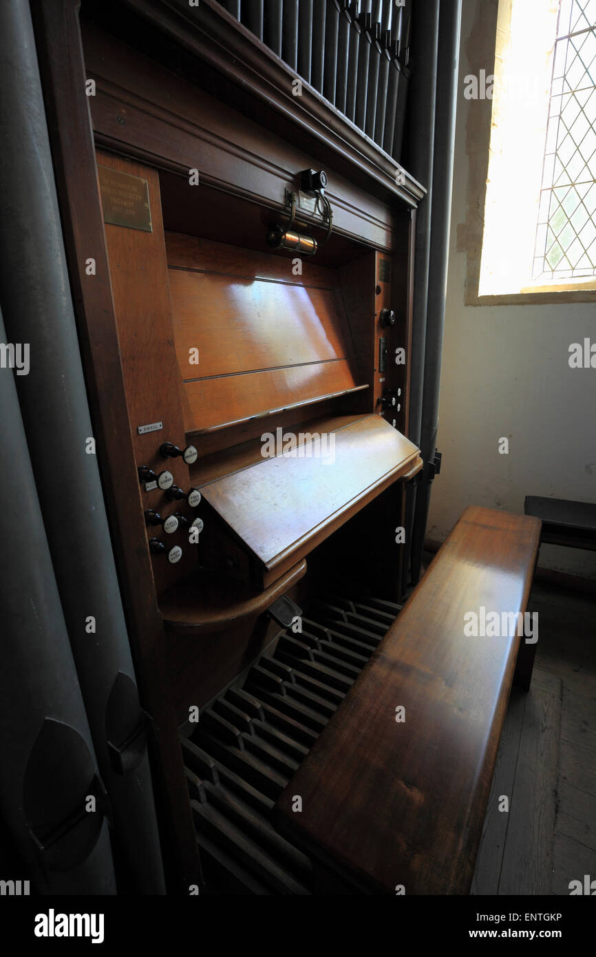 Orgue d'église dans une petite église paroissiale à Flitcham, England, UK. Banque D'Images