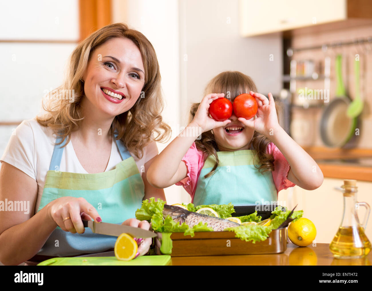 La mère et l'enfant s'amuser cooking in kitchen Banque D'Images