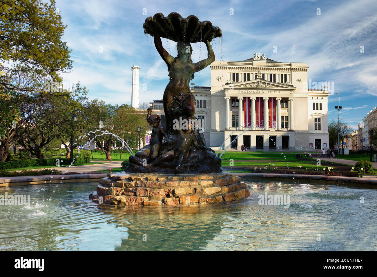 La fontaine à l'Opéra et Ballet Theatre à Riga au début du printemps sur une journée ensoleillée. La Lettonie Banque D'Images