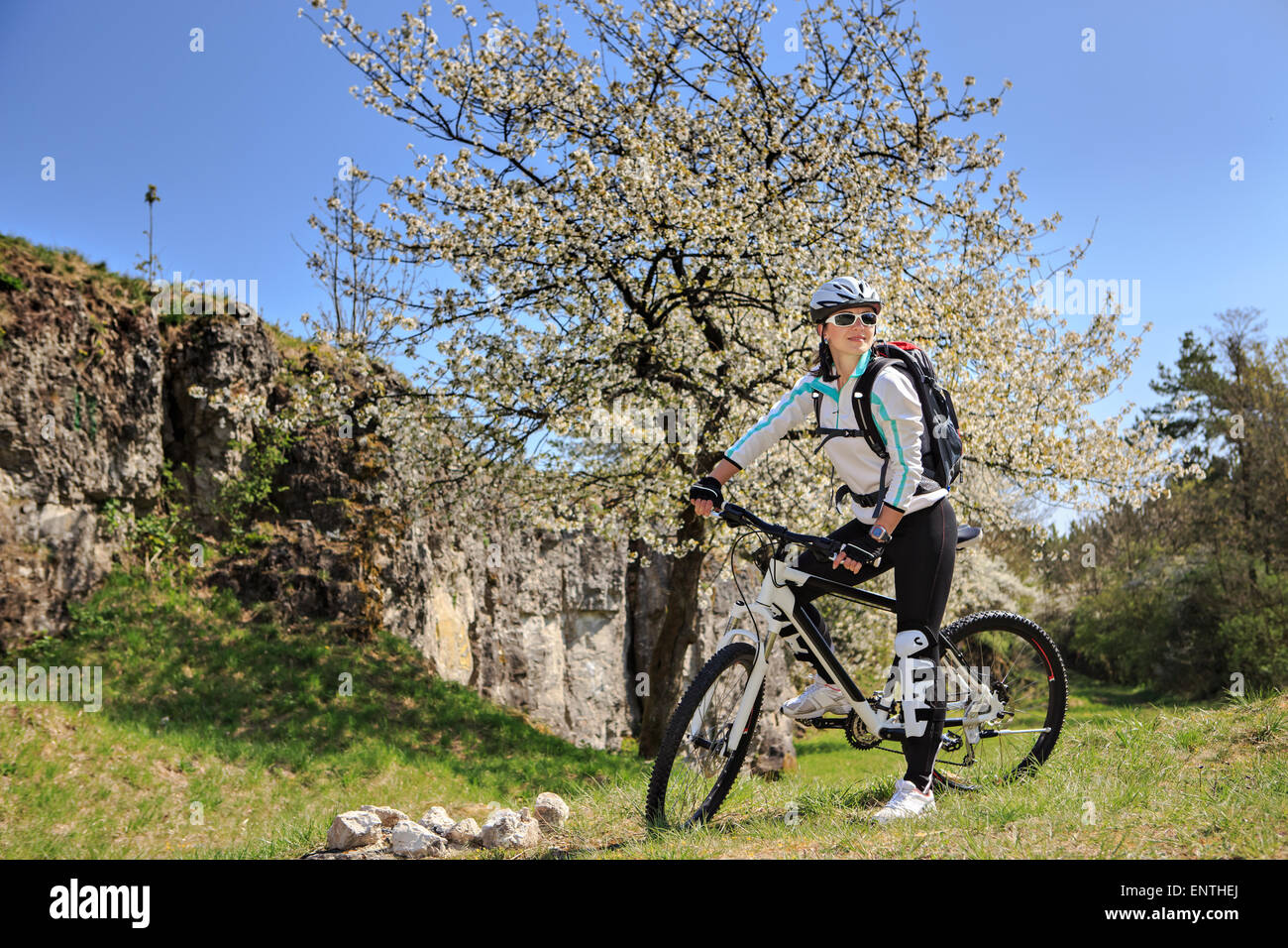 Femme VTT en montagne Banque D'Images