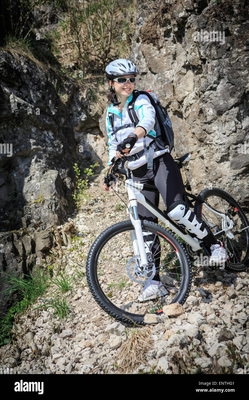 Femme VTT en montagne Banque D'Images