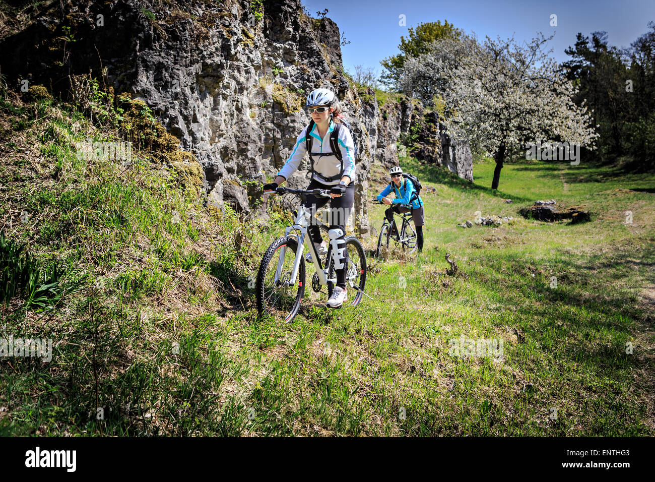 Femme VTT en montagne Banque D'Images