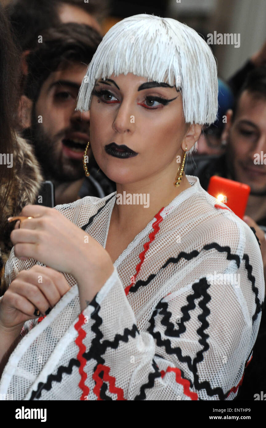 Lady Gaga devant son hôtel de Milan portant un costume à motifs et un  court, bob style, perruque blanche. Elle salua les fans et posé pour les  photos qu'elle quittait l'hôtel. En