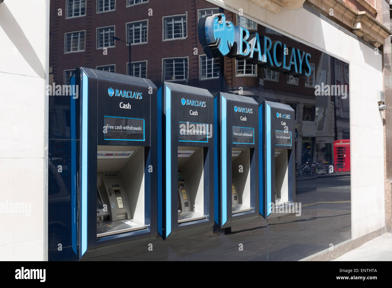 Une rangée de quatre guichets automatiques de la banque Barclays Banque D'Images