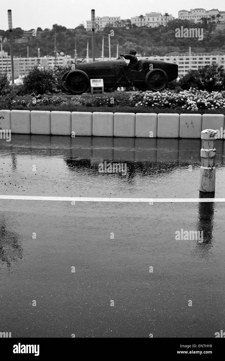 AJAXNETPHOTO. MONTE CARLO, MONACO. Course de moto - ART - Sculpture en bronze de François CHEVALIER DE WILLIAM GROVER-WILLIAMS GAGNANT DU PREMIER GRAND PRIX DE MONTE CARLO 1929 AU VOLANT D'UNE BUGATTI À ST.CONSACRER SUR LE PREMIER VIRAGE DU GRAND PRIX CIRCUIT. PHOTO:JONATHAN EASTLAND/AJAX REF : CT4920BW__29 33 Banque D'Images