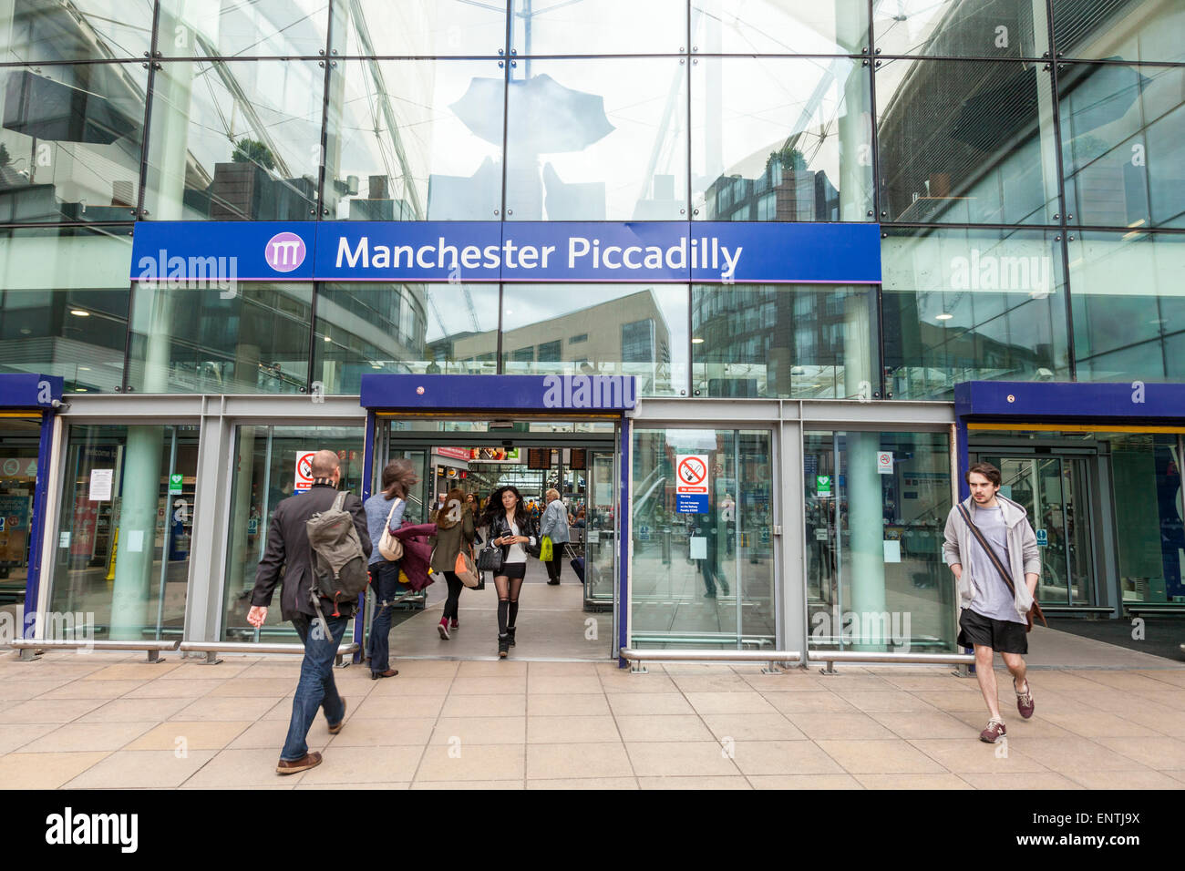 Les personnes qui entrent et quittent la gare de Manchester Piccadilly, Manchester, Angleterre, RU Banque D'Images