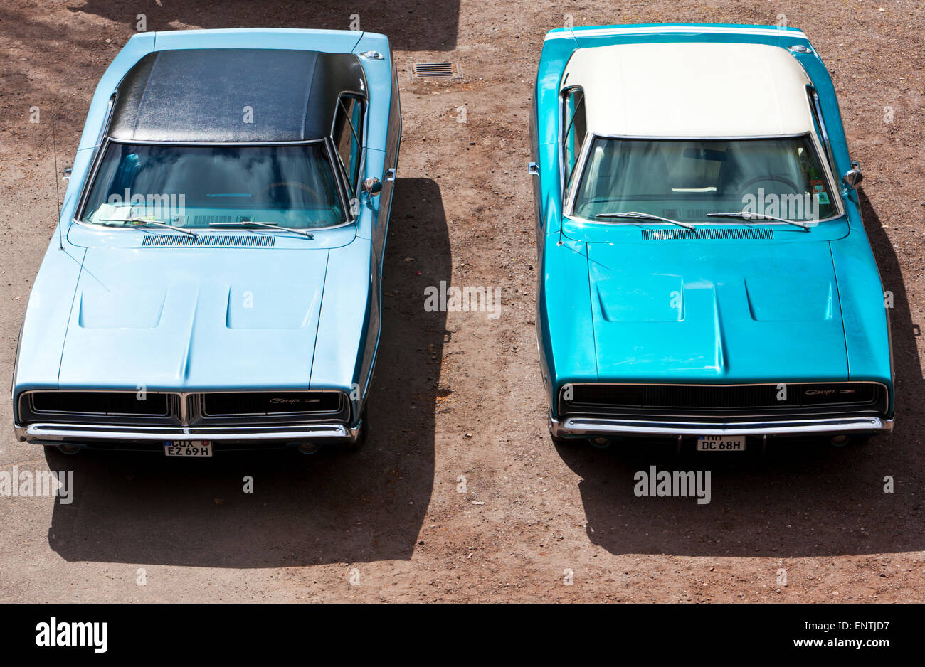 Deux vintage Dodge Charger muscle cars, high angle view Banque D'Images