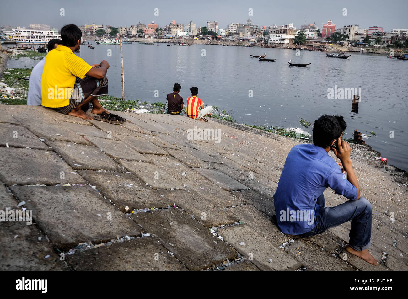 Dhaka, Bangladesh. Le 11 mai, 2015. 11 mai 2015 - Dhaka, Bangladesh - DHAKA est l'une des plus villes non planifiée sur terre avec plus de 15 millions de populations. La ville a très peu de places pour les loisirs. Par conséquent beaucoup de gens viennent à l'Burigonga rivière pour se rafraîchir. Credit : Mohammad Ponir Hossain/ZUMA/ZUMAPRESS.com/Alamy fil Live News Banque D'Images