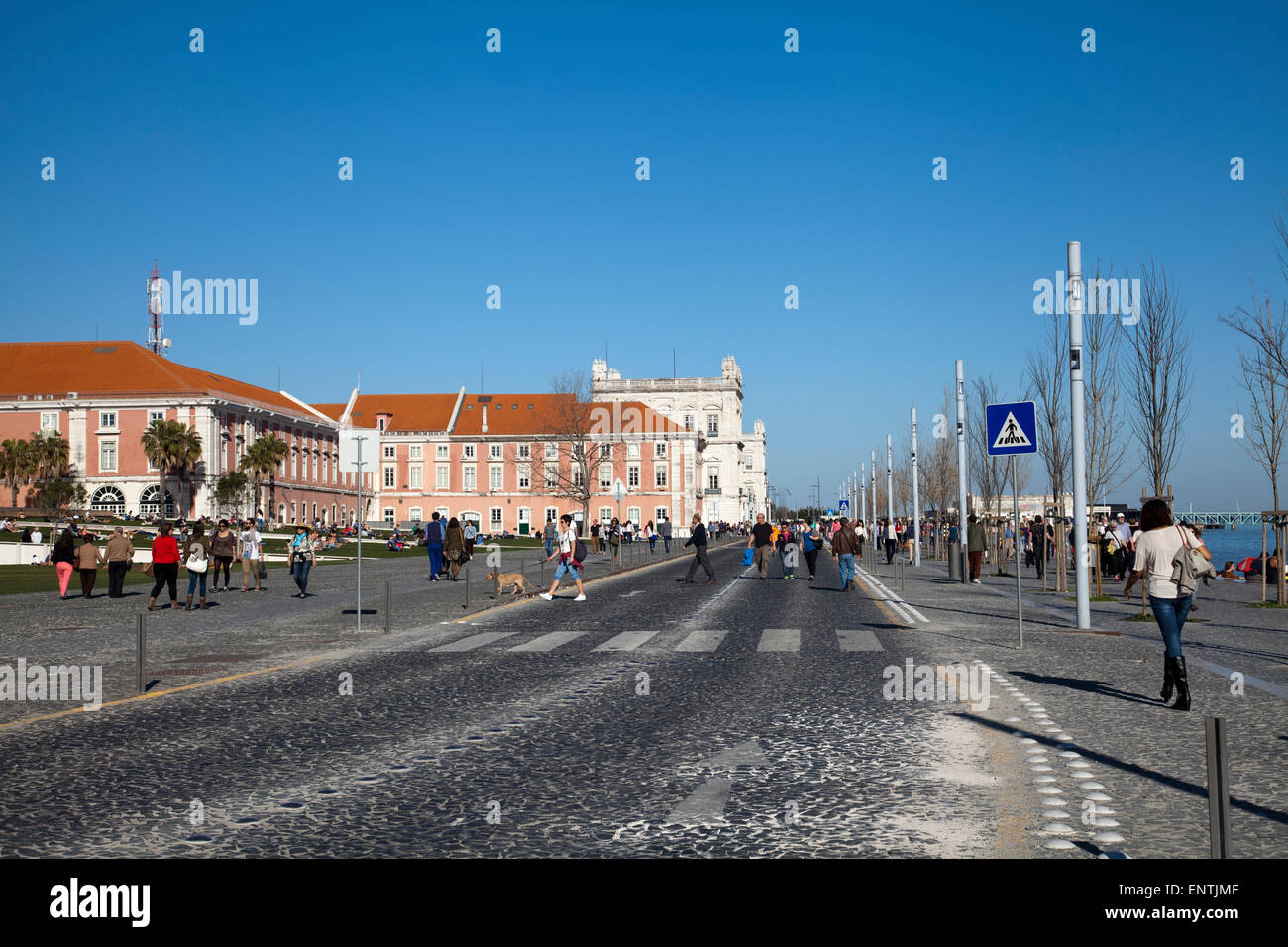 Avenida Ribeira das Naus et Doca da Caldeira - promenade - Portugal Lisbonne Banque D'Images