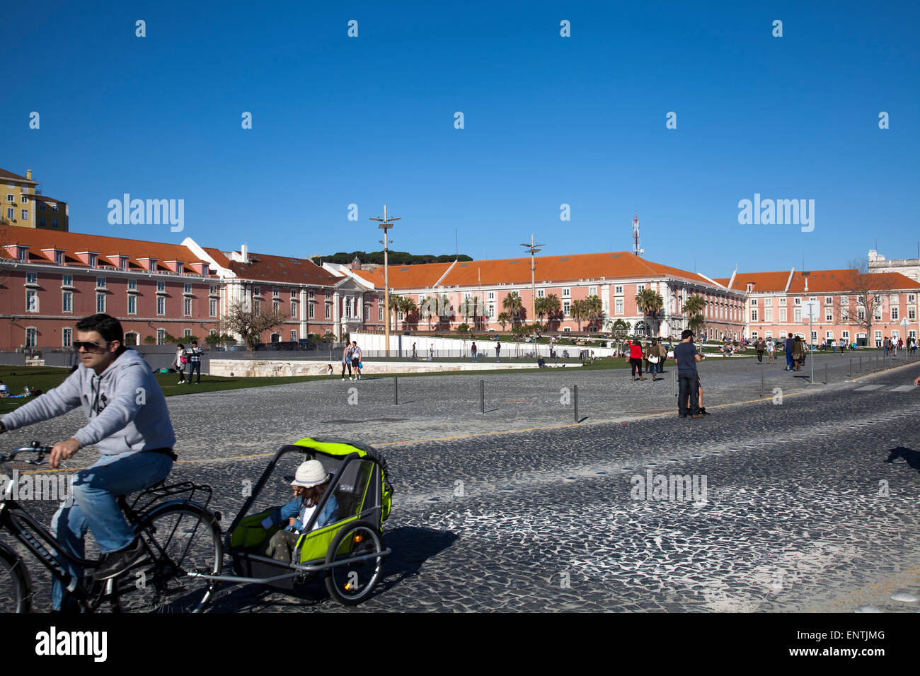 Avenida Ribeira das Naus et Doca da Caldeira - promenade - Portugal Lisbonne Banque D'Images