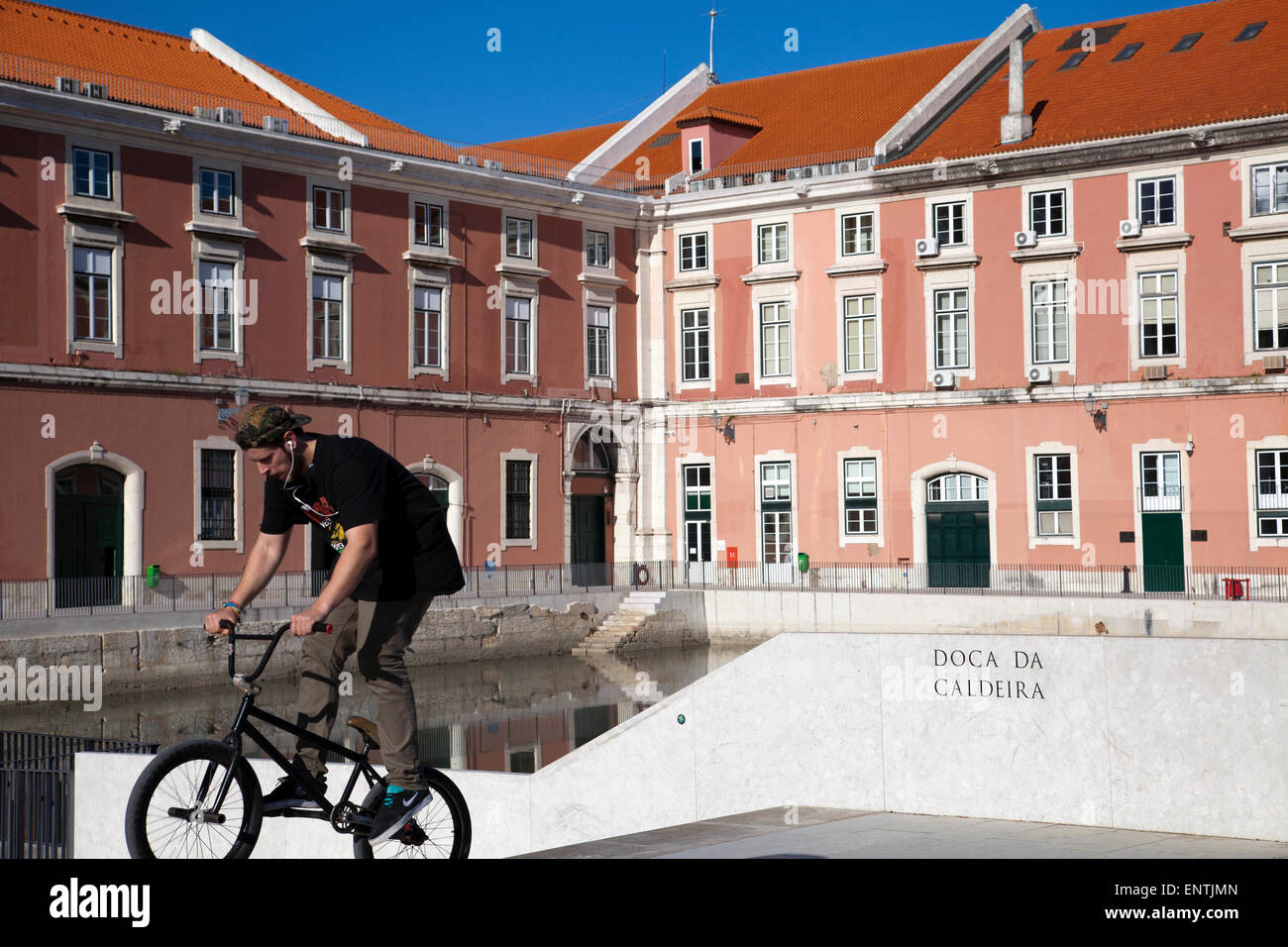 Cycliste faisant des tours à Doca da Caldeira à Lisbonne - Portugal Banque D'Images