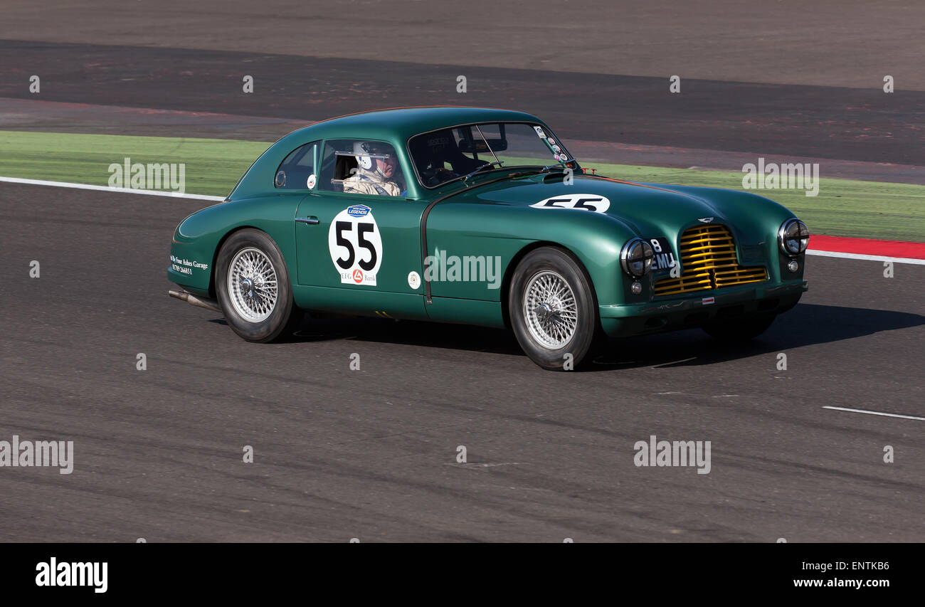 Un classique des années 50 Aston Martin DB2 voiture de course, d'être mis à l'épreuve au 2015, Silverstone Classic Journée des médias. Banque D'Images