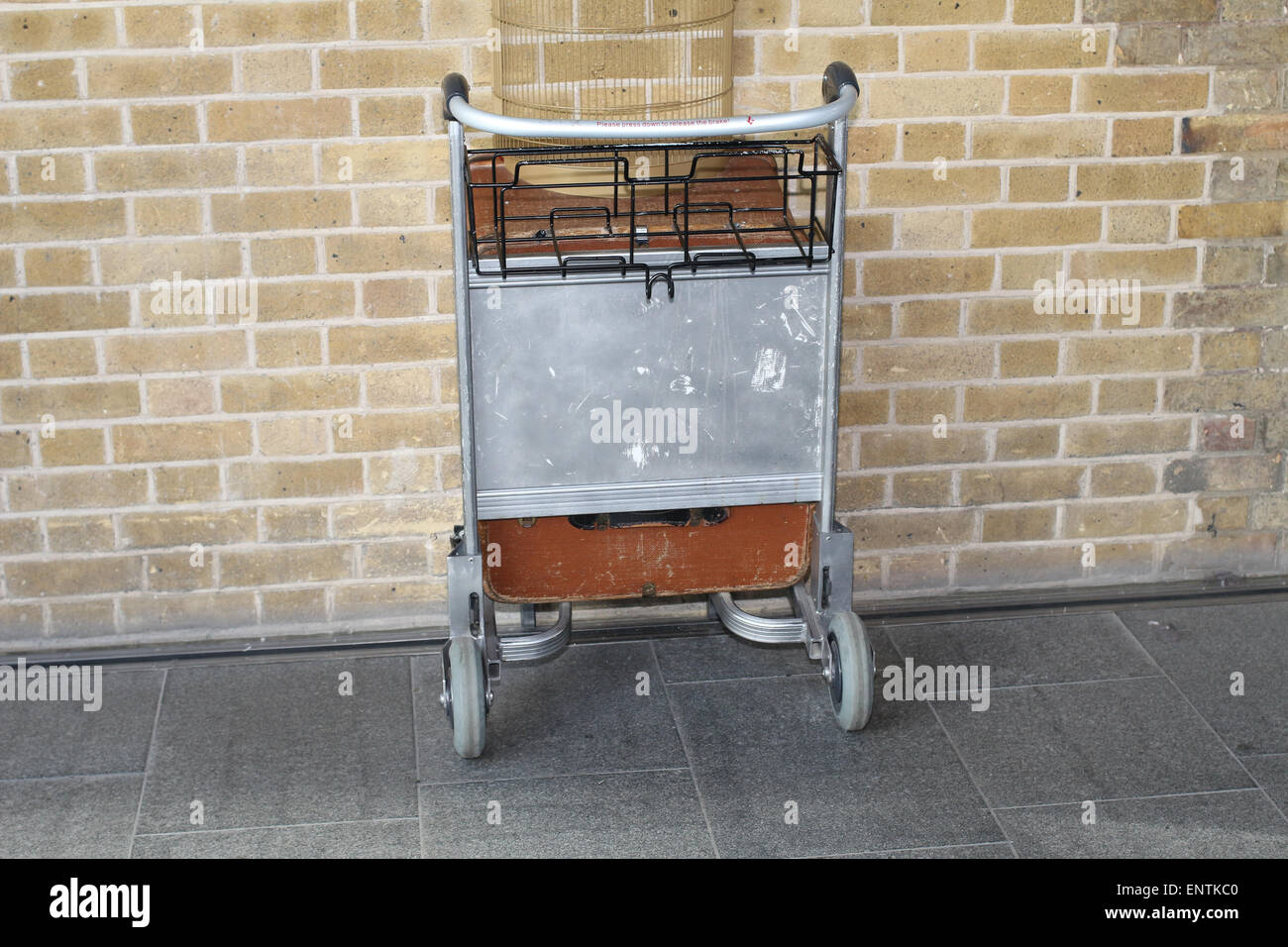 Chariot à bagages de disparaître dans un mur à la plate-forme 9 3/4 à la gare de Kings Cross London UK Banque D'Images
