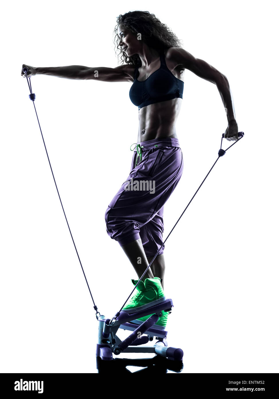 Une femme africaine l'exercice exercices en Pas-à-pas silhouette studio isolé sur fond blanc Banque D'Images