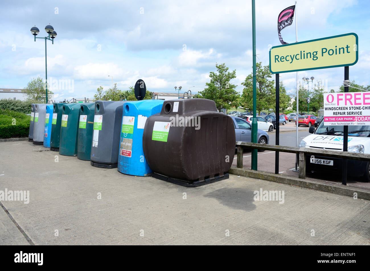 Station de recyclage dans le parking de la supermarché Morrisons dans Whitely, lecture. Banque D'Images