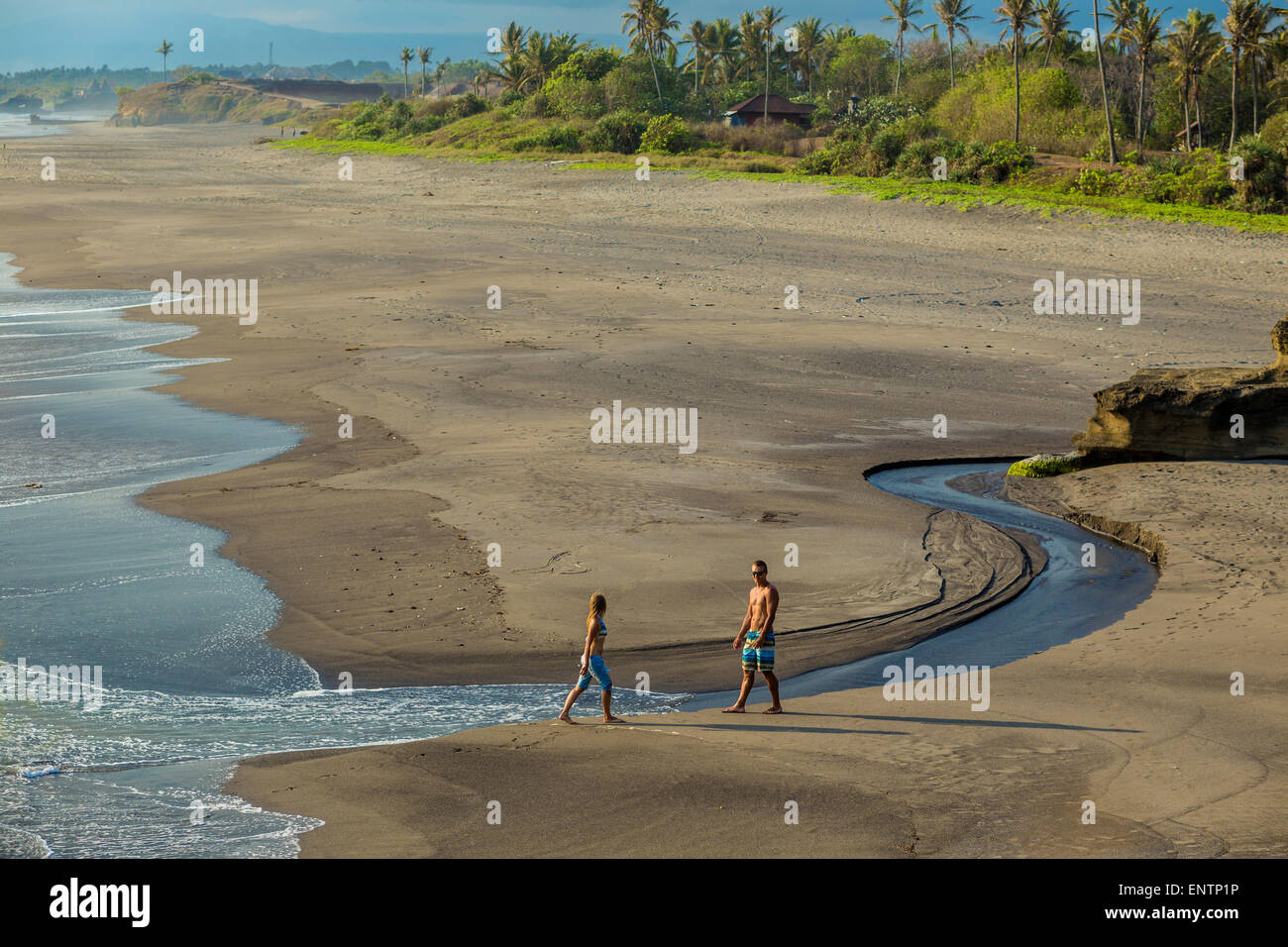 Couple sont la marche sur la plage à Bali. L'Indonésie Banque D'Images
