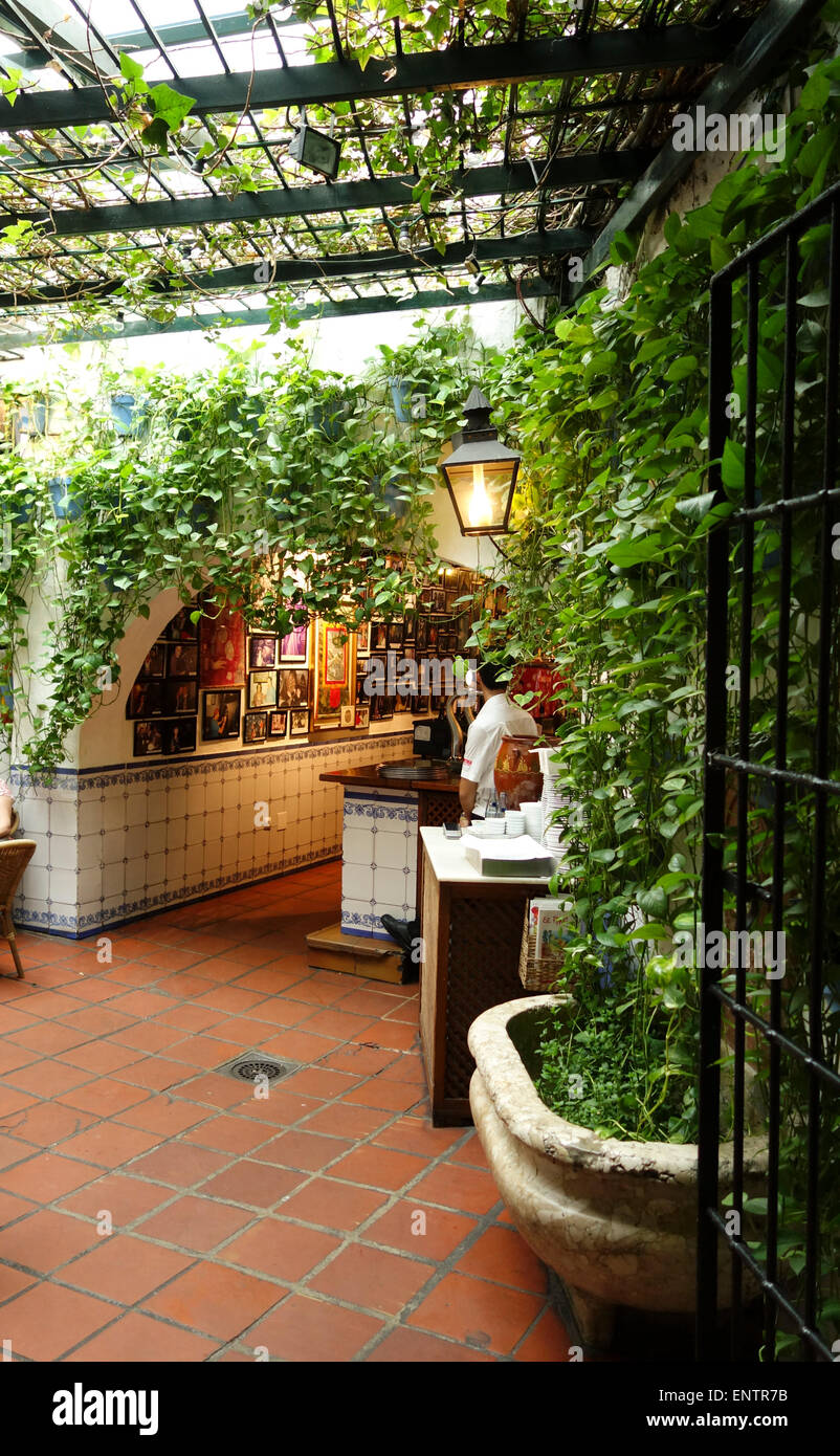 El Pimpi, cour intérieure de Bodegas El Pimpi, bar restaurant, Malaga, Andalousie, Espagne. Banque D'Images