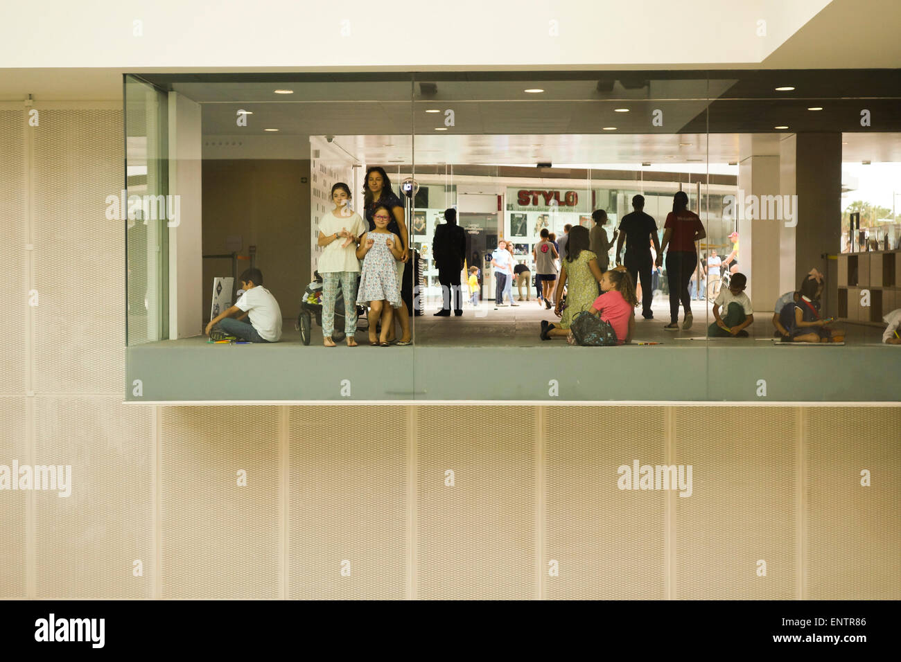 L'intérieur de Malaga, Centre Pompidou Le Centre Pompidou, le cube, musée de pop up, Malaga, Andalousie, espagne. Banque D'Images