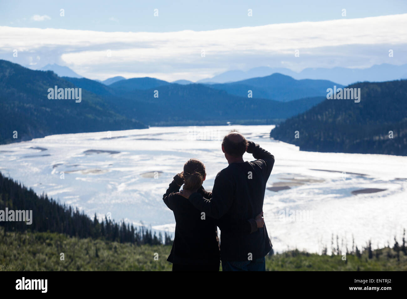 Un homme et une femme donnent sur la rivière Chitina river valley près de l'Alaska, Chitina. Banque D'Images
