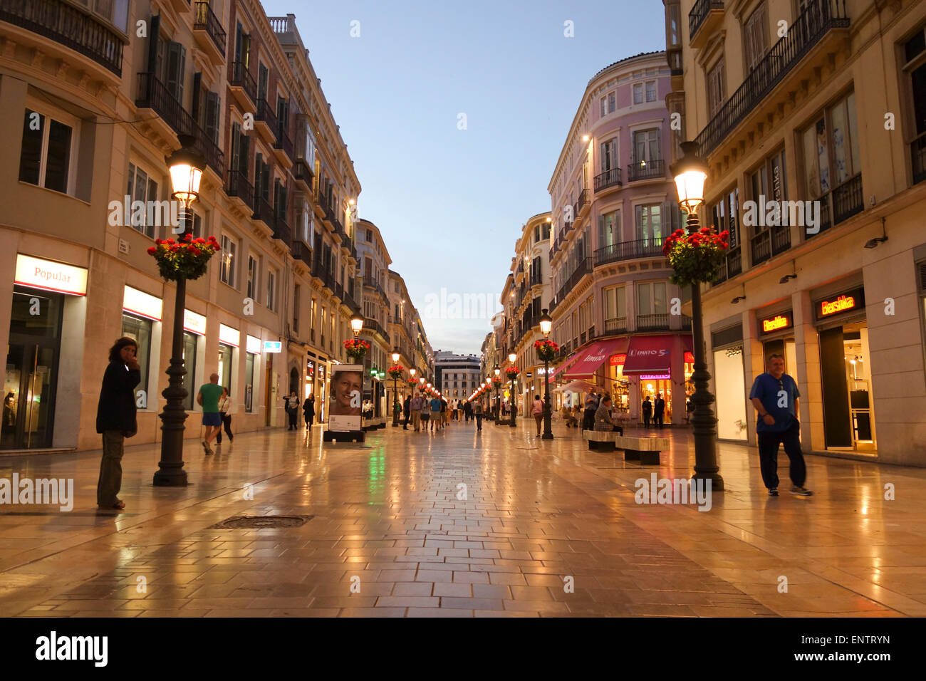 Calle Marqués de Larios Malaga, dans la rue piétonne principale, lumière du soir, Andalousie, espagne. Banque D'Images