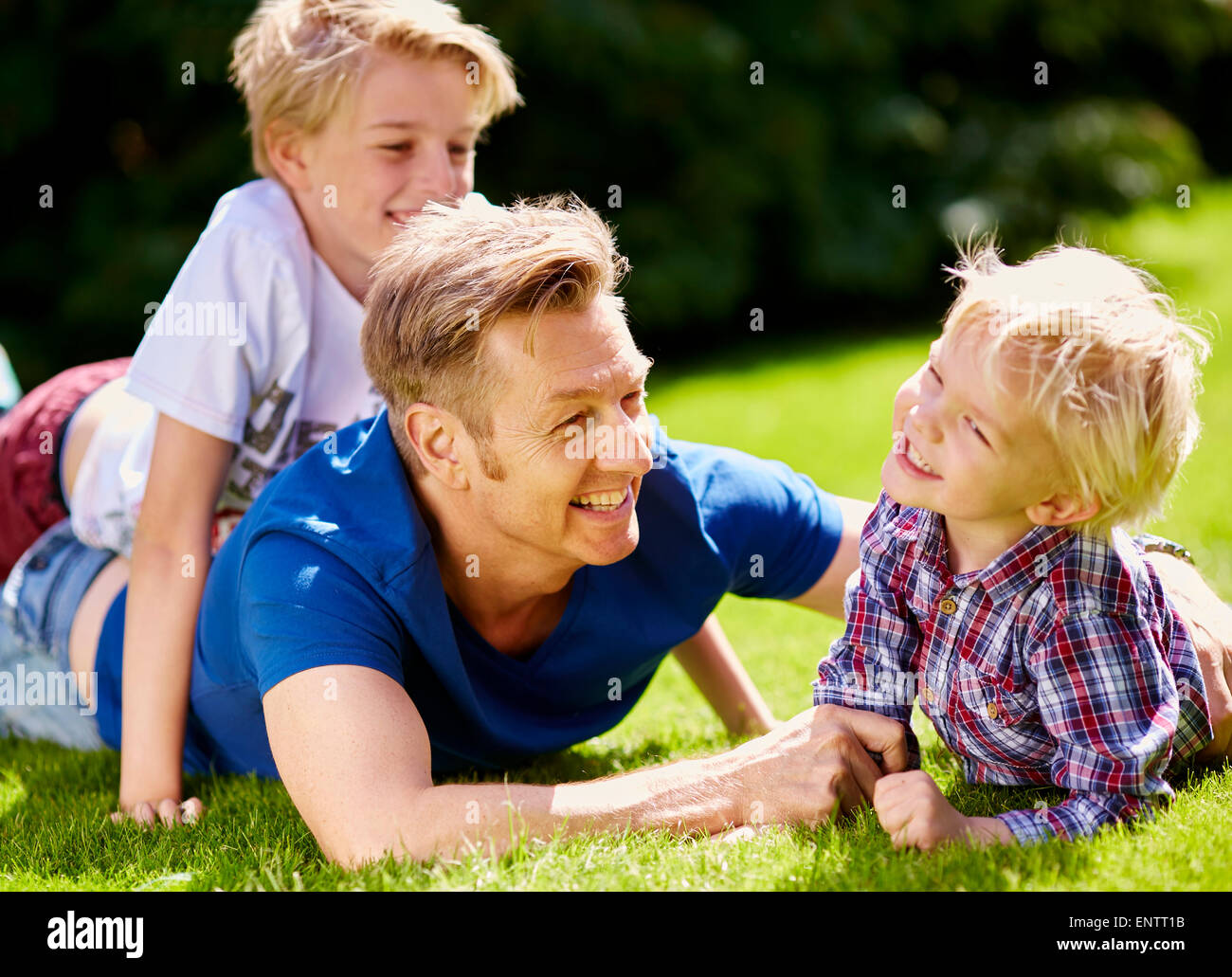 Père jouant avec les enfants est à l'extérieur Banque D'Images