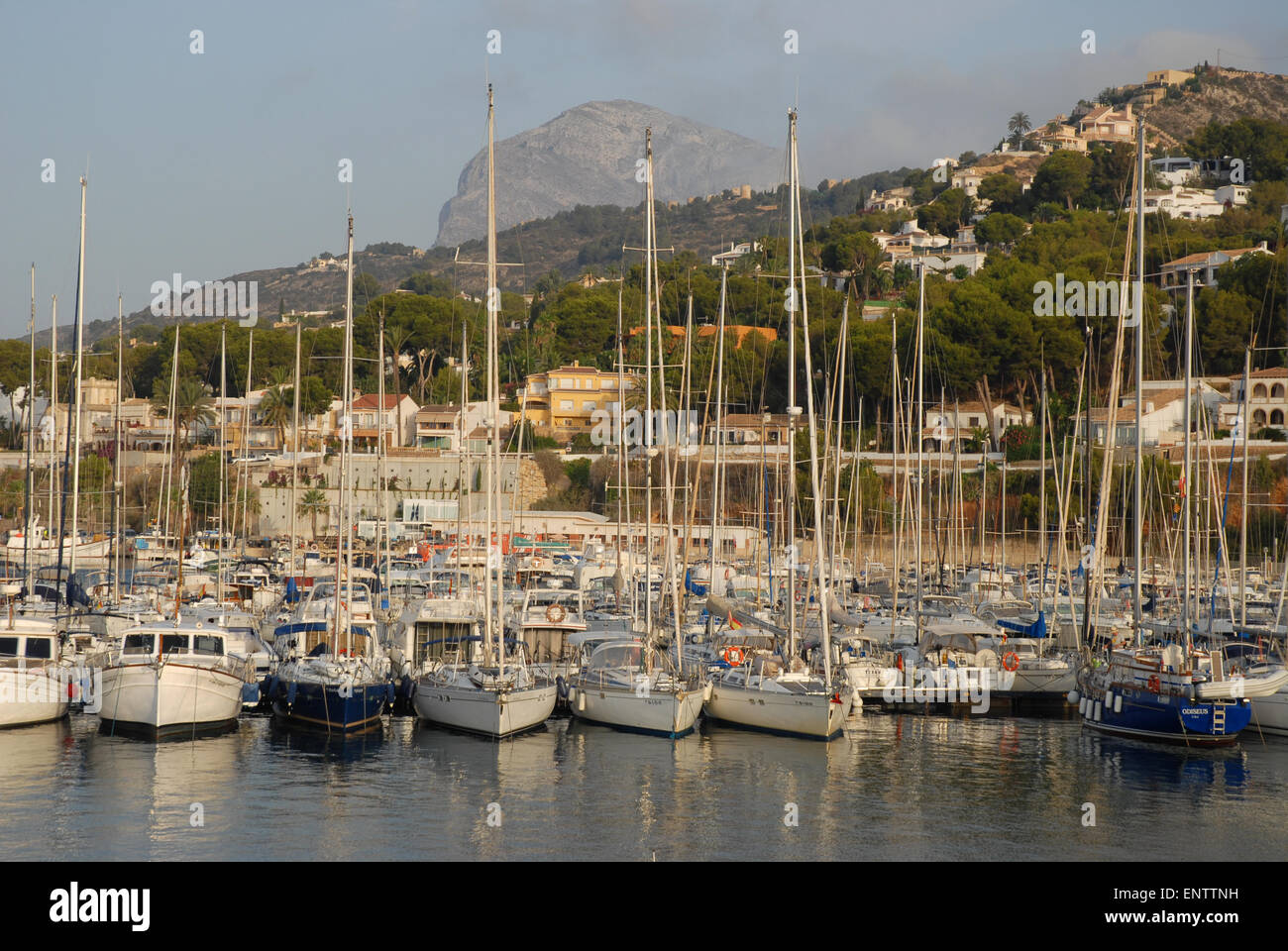 ImageYachts couleur dans le club nautique à Javea, avec port de pêche & montagne Montgo derrière, Costa Blanca, Alicante Province, Espagne Banque D'Images