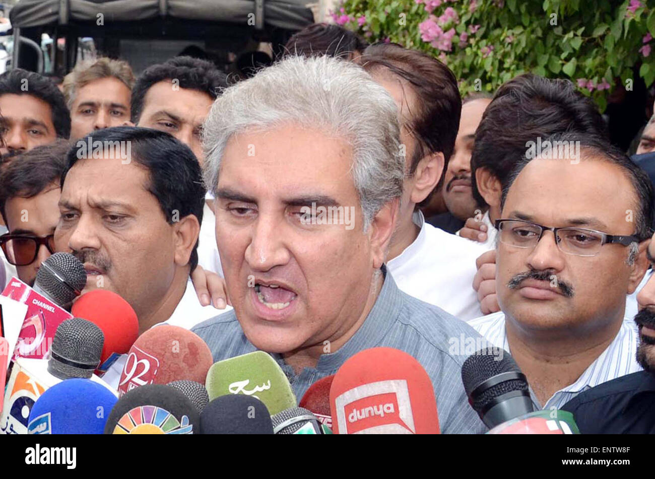 Tehreek-e-Insaf (PTI), Vice-président, Shah Mehmood Qureshi adresses aux personnes des médias au cours de conférence de presse à l'extérieur du bureau de la Commission électorale à Multan lundi, 11 mai, 2015. Banque D'Images