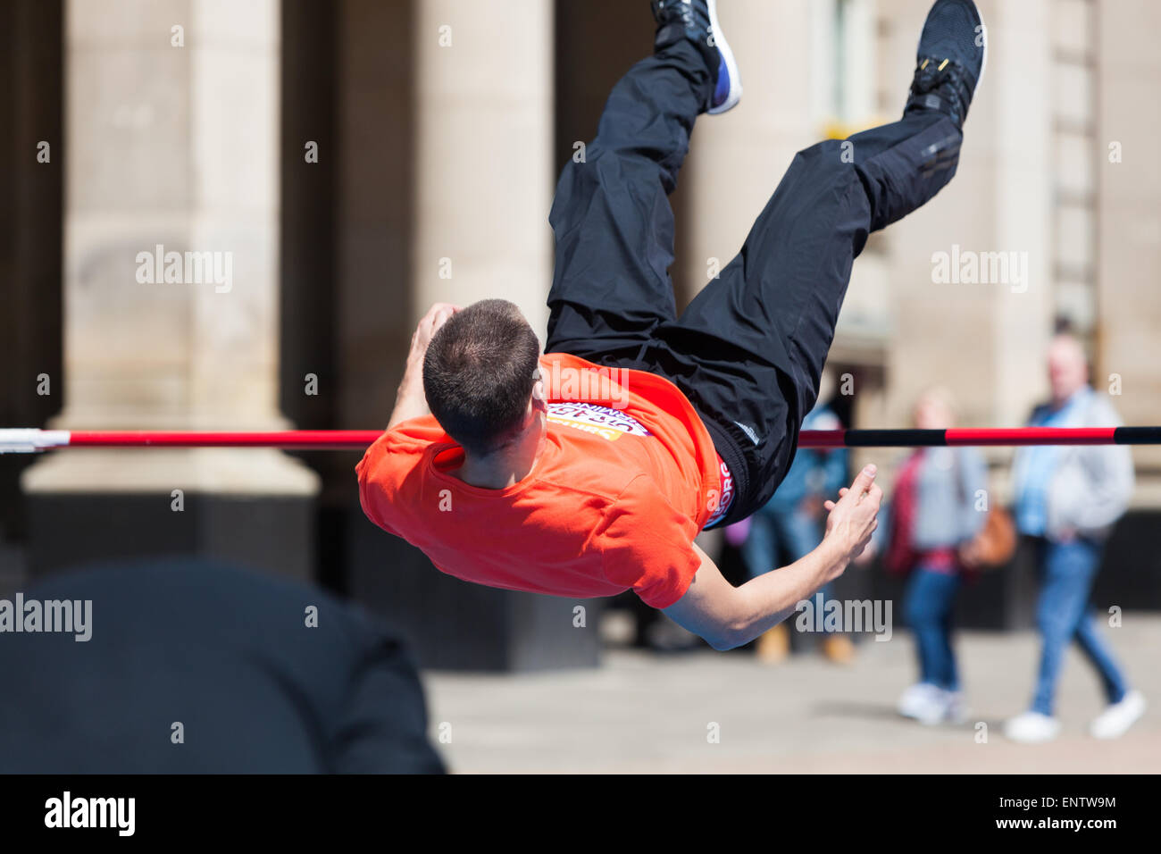 Victoria Square, Birmingham, UK.11 Mai 2015.Robbie Grabarz médaillé de bronze olympique de 2012 efface la barre basse avec facilité. Il était à Birmingham pour promouvoir le Sainsbury's Summer Series British Athlétisme. Crédit : Chris Gibson/Alamy Live News. Banque D'Images