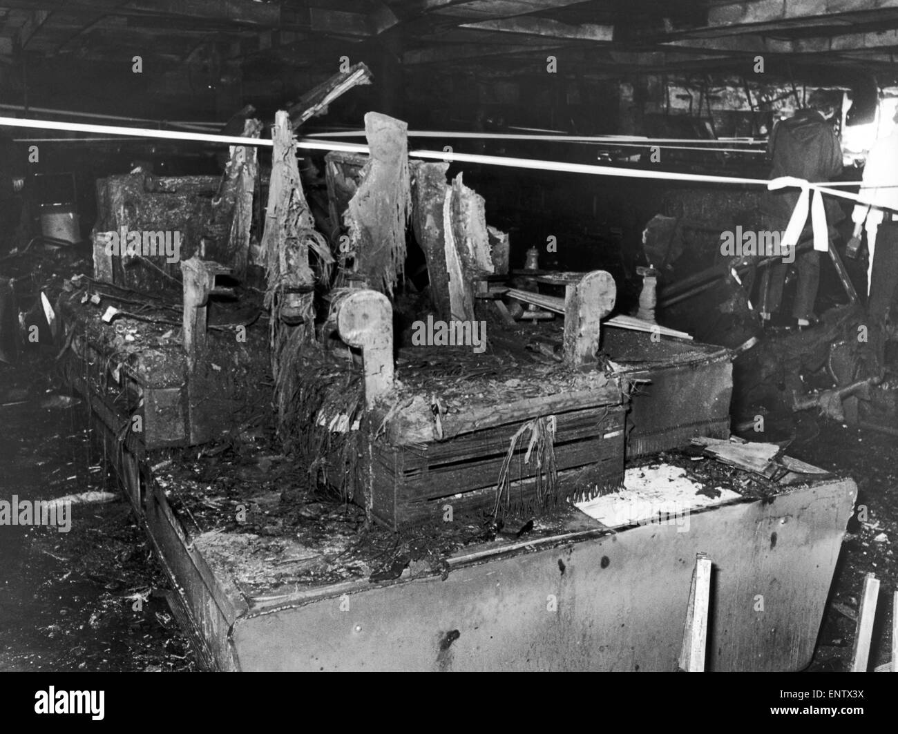 Matin après un incendie a ravagé en magasin Woolworths departent central Manchester le mardi 8 mai 1979. Le magasin Woolworths était la plus importante en Europe, avec 6 étages et deux niveaux de sous-sol. L'incendie, qui a débuté au deuxième étage ameublement ministère, a tué neuf shoppers et un membre du personnel. On croit que l'incendie a été commencé par un câble électrique endommagé, qui a empilé de meubles en face d'elle. Banque D'Images