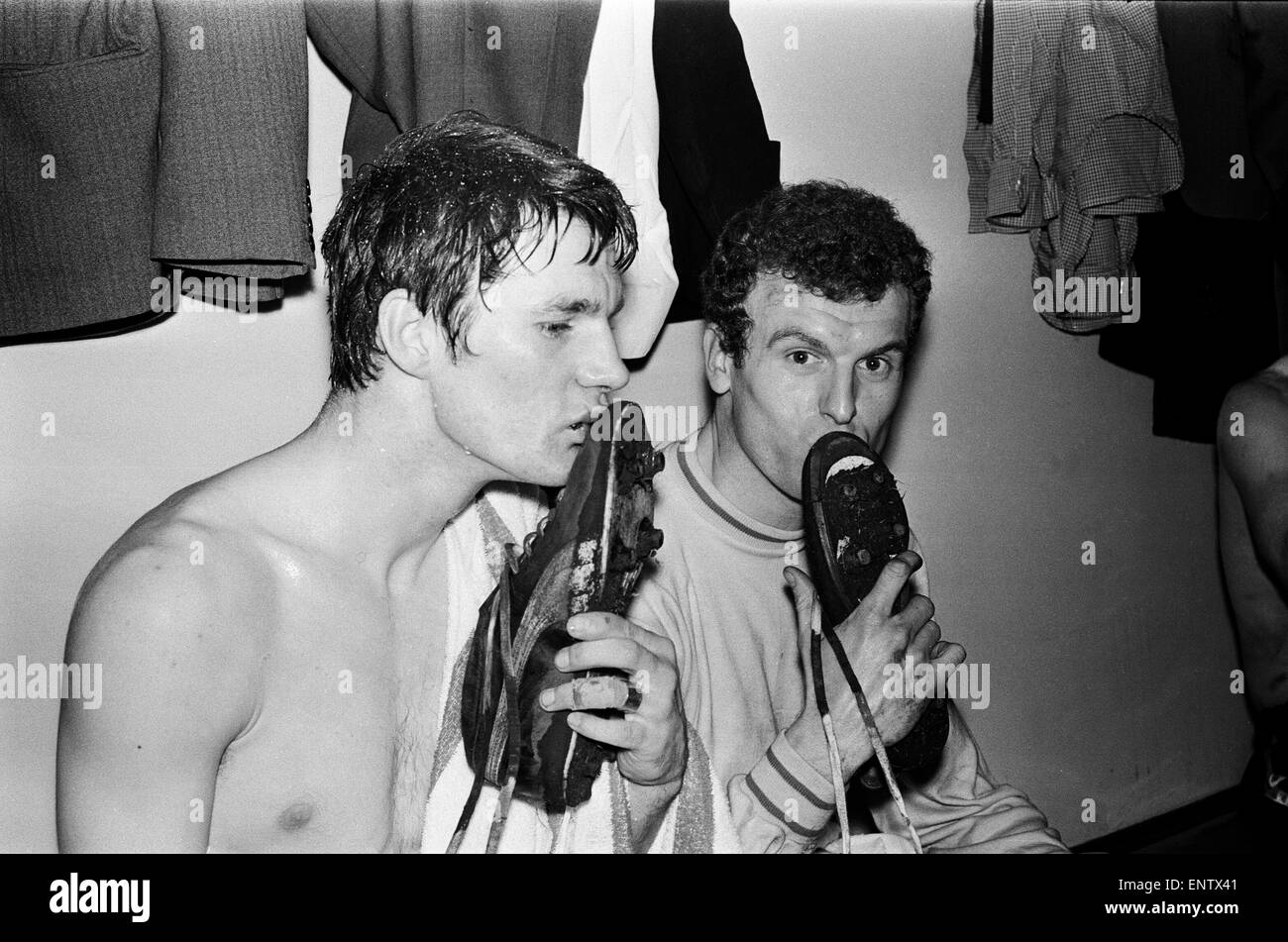 V.Manchester United Norwich City. Don Heath et Gordon Bollano célébrer leurs buts. 21 février 1967 Banque D'Images