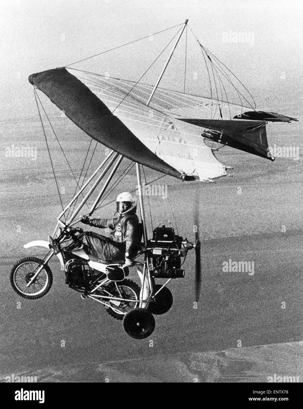 Rider dans le ciel. C'est un vélo, est-ce un avion ? Non, c'est un  compromis unique - un motorskycycle. Il peut voler à 80 km/h 10 000 pieds  ou rugissement le long