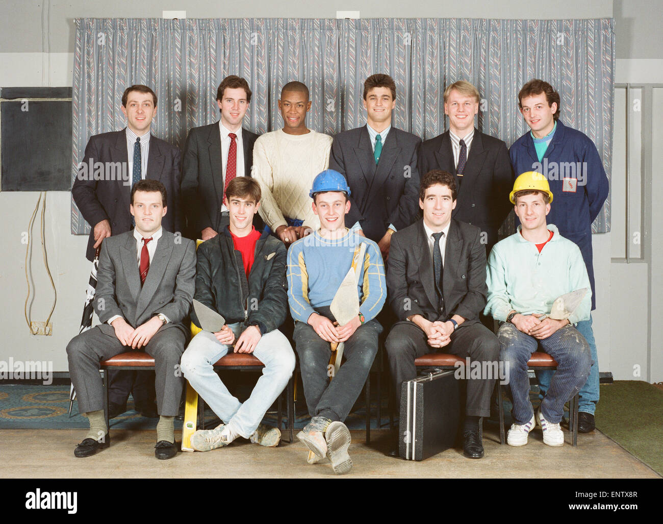 Membres de Sutton United Football club vêtus de leurs vêtements de travail de tous les jours, de poser pour une séance photo choc peu après leur victoire sur Coventry City dans la FA Cup troisième ronde correspondent. Janvier 1989. Banque D'Images