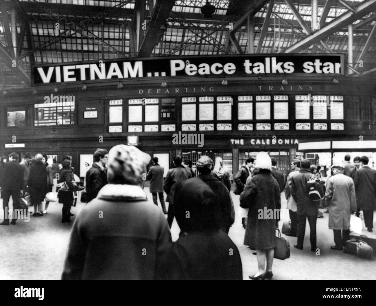 Affiche conçue pour illustrer 'look and feel' de news ticker proposé pour la gare centrale de Glasgow, Glasgow, Ecosse, le 11 mars 1968. Titre VIETNAM ... Début des pourparlers de paix Banque D'Images