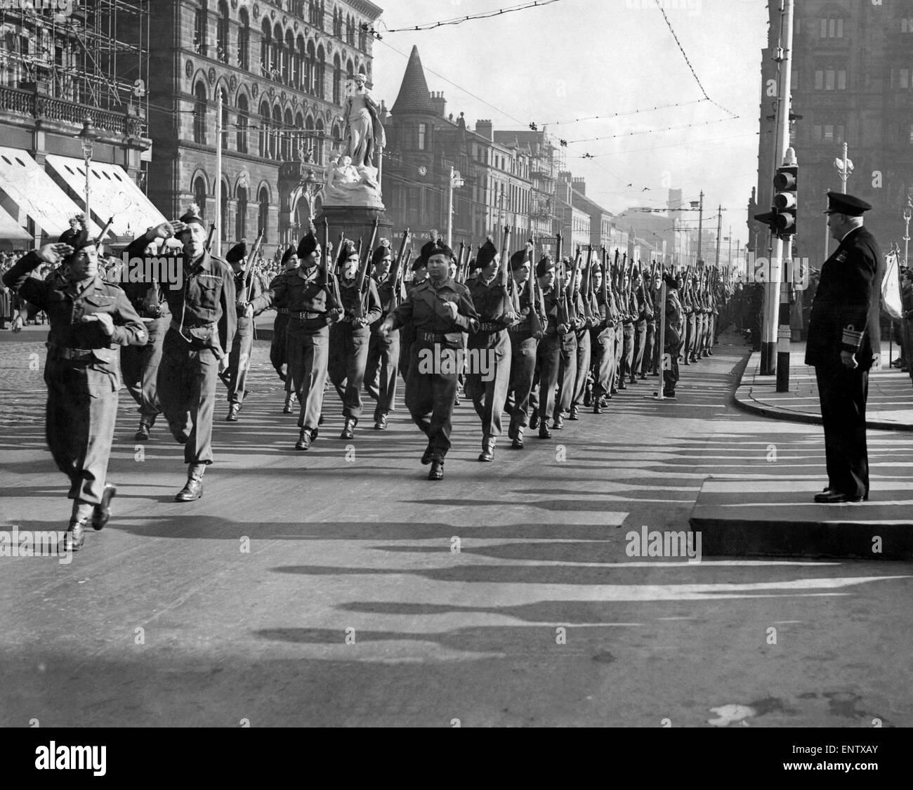 Défilé de jour de l'armée dans la région de Belfast. La 1ère Batt. Inniskillen Royal Fusiliers. 22 Octobre 1949 Banque D'Images