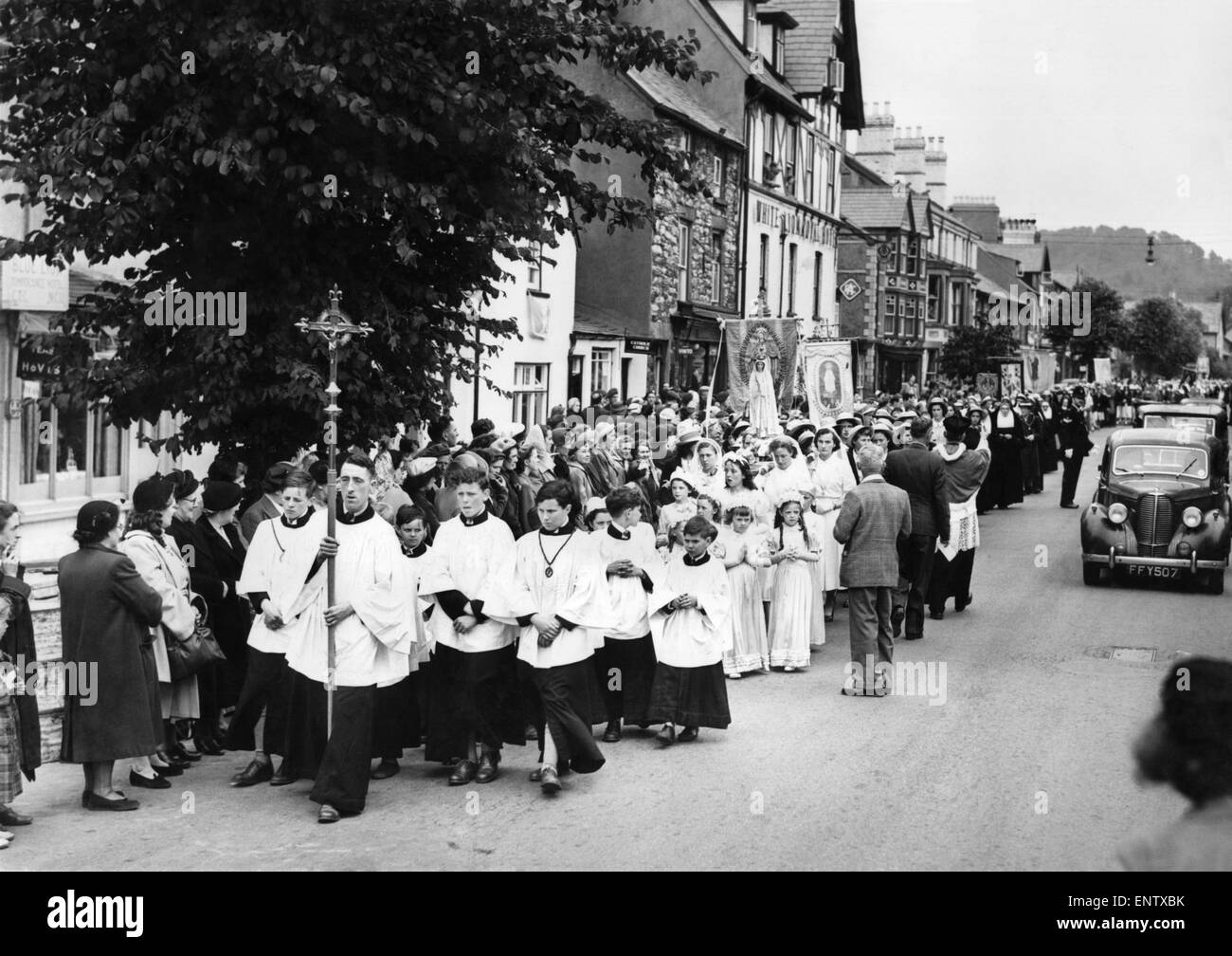 Pèlerinage Bala : plus de 20 000 pèlerins venus d'Angleterre, Pays de Galles et l'Irlande se rassemblent à Bala pour le pèlerinage. Notre photo montre : certains des 20 000 pèlerins marcher dans la procession à travers les rues de Bala. 29 Juin 1952 Banque D'Images