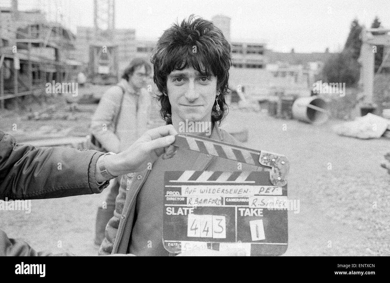 Acteur Gary Holton Auf Wiedersehen, Pet, programme de télévision d'être filmé à la télévision centrale Studios d'Elstree, octobre 1982. La série humoristique est sur une équipe de maçons britanniques travaillant en Allemagne. En Photo : l'acteur Kevin Whately. Banque D'Images