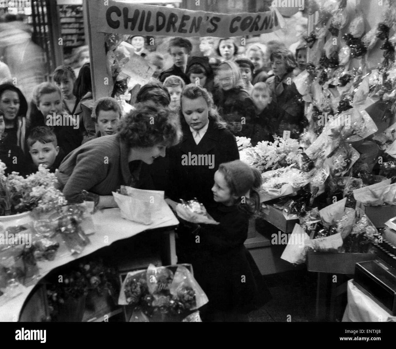 Une foule d'enfants à acheter leur décrochage fleuristes fleur pour le maternage dimanche. 7 mars 1959 Banque D'Images