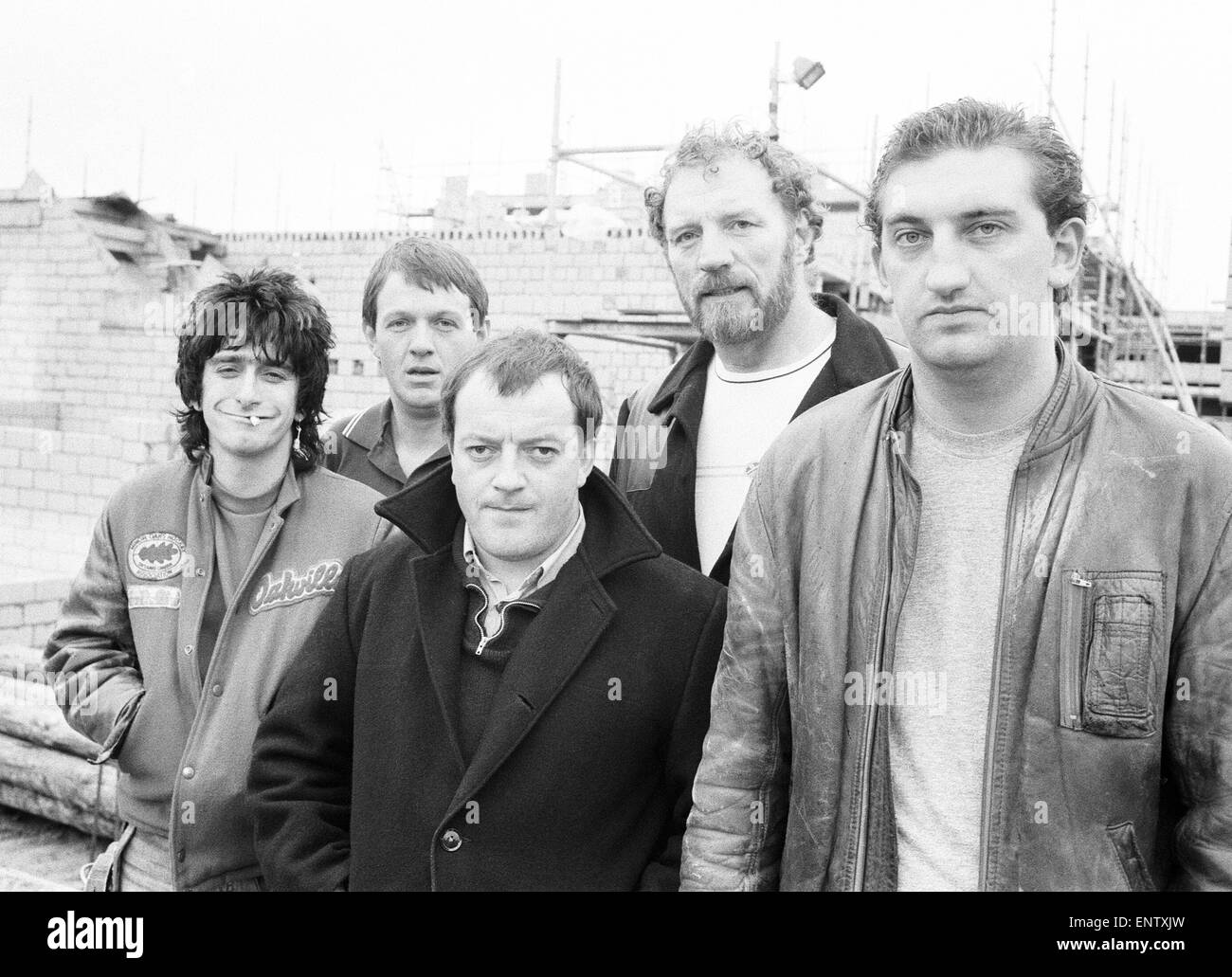 Acteur Gary Holton Auf Wiedersehen, Pet, programme de télévision d'être filmé à la télévision centrale Studios d'Elstree, octobre 1982. La série humoristique est sur une équipe de maçons britanniques travaillant en Allemagne. Sur la photo : acteurs, à partir de la gauche : Gary Holton, Kevin Whately, Tim Healey, Pat Roach et Jimmy Nail. Banque D'Images
