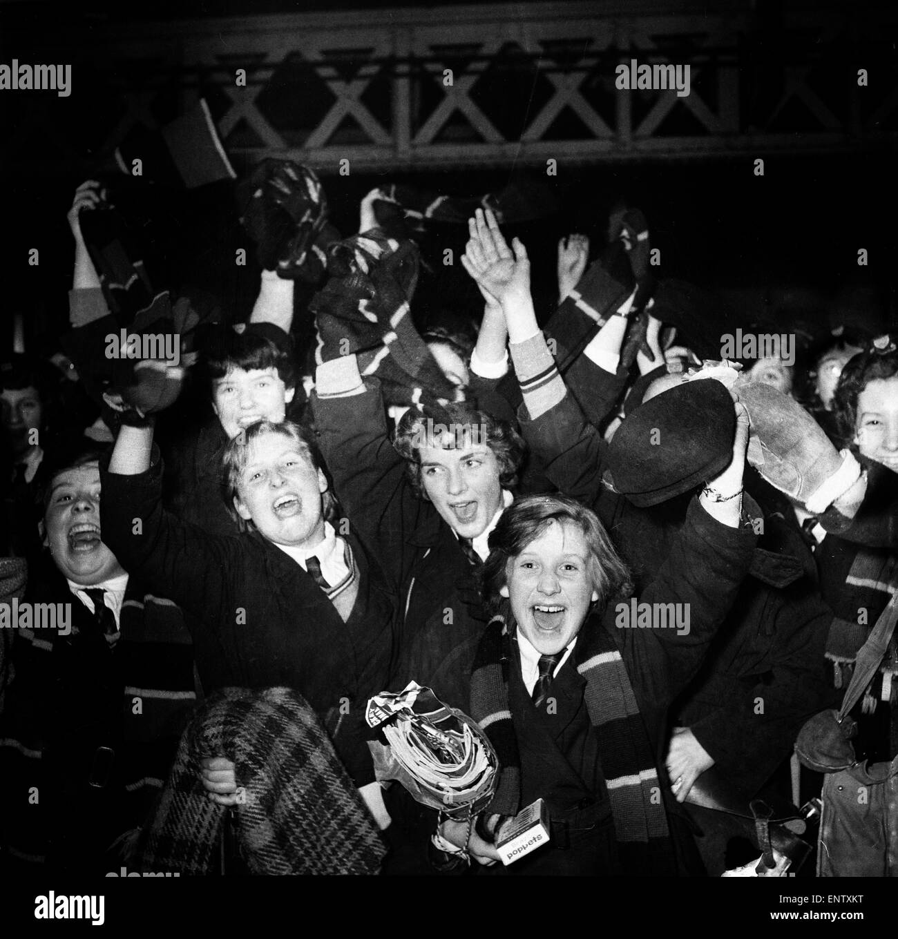 Norwich City FC C. Luton Town. Les joueurs retournent à partir de Liverpool St. à Norwich en un chariot spécial. 14 mars 1959. Banque D'Images