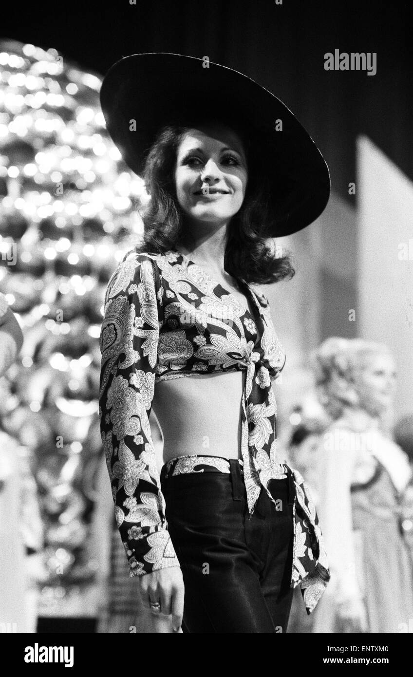 Les candidats à Miss Monde en costume traditionnel, au Royal Albert Hall,  le 27 novembre 1969. Sur la photo : Miss Australie Stefane Meurer Photo  Stock - Alamy