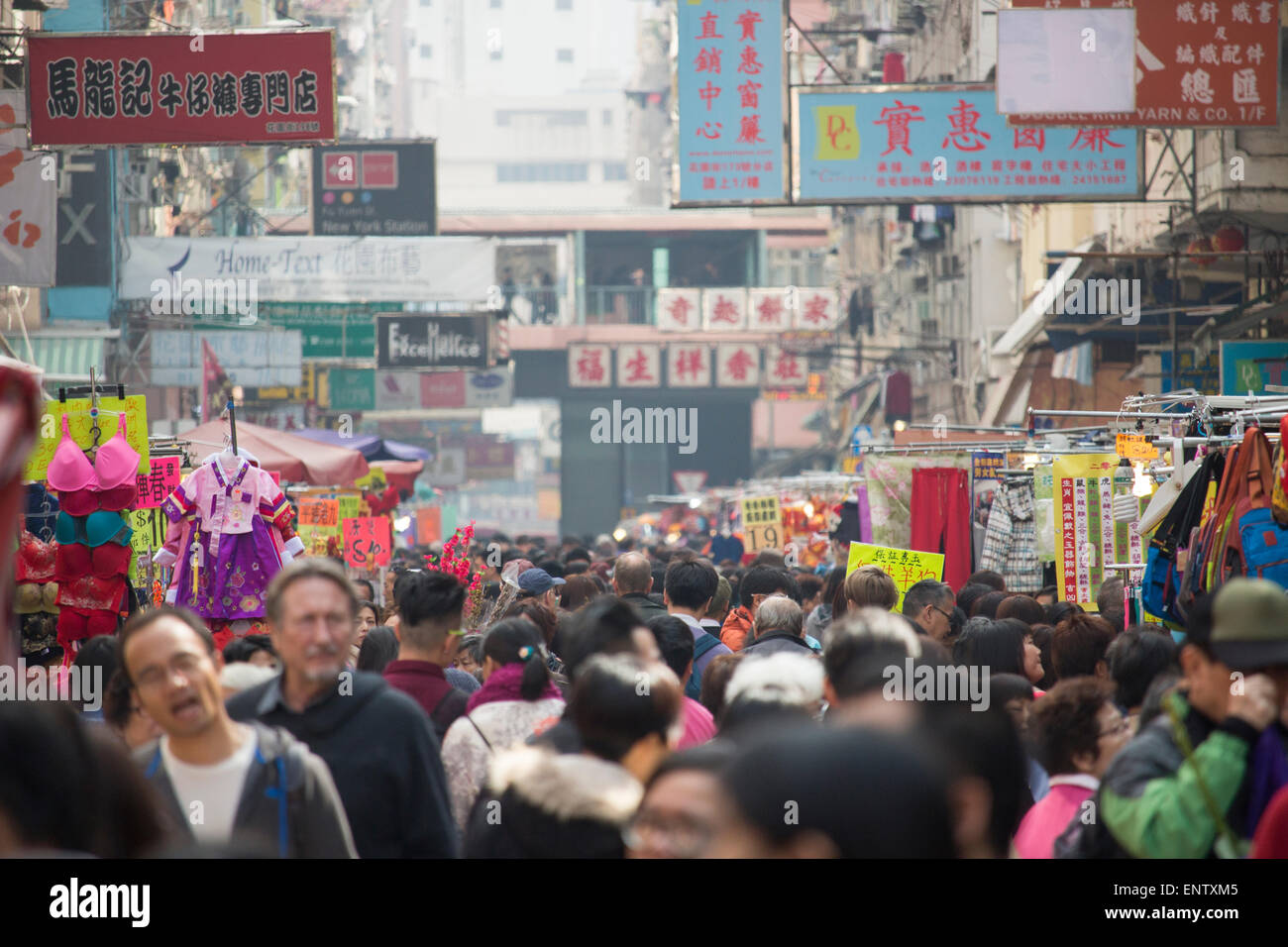 La rue commerçante bondée de gens de Mong Kok, Hong Kong, Chine Banque D'Images